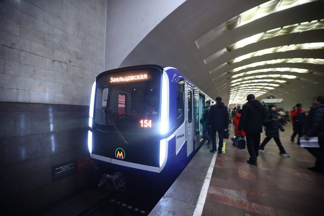 195 5 млн пассажиров в 2025 году воспользовались муниципальным общественным транспортом Новосибирска Ещё более 92 7 млн поездок обеспечили частные перевозчики Самый большой пассажиропоток пришёлся на метро За год новосибирская подземка перевезла 81 6 млн человек что составляет более 28 общего пассажиропотока в городе Самой загруженной стала станция площадь Маркса через неё за год прошло почти 15 млн пассажиров Станцией площадь Ленина воспользовались около 9 5 млн человек Заельцовской более 10 млн пассажиров Среди наземного муниципального транспорта самыми востребованными стали троллейбусы за год они перевезли 58 7 млн пассажиров или более 20 пассажиров от общего объёма перевозок Автобусами воспользовались 29 8 млн человек 10 трамваями 25 4 млн около 9 Такой пассажиропоток во многом стал результатом планомерного обновления подвижного состава В последние годы город усиливал парк наземного транспорта на маршруты выходили новые троллейбусы и модернизированные трамваи Параллельно обновляется и метро на линии выходят поезда нового поколения Ермак повышая комфорт поездок для пассажиров