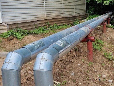 В Кондрове отремонтировали более 200 метров теплотрассы   На улицах Советская и Интернациональная в Кондрове завершился капитальный ремонт теплотрасс. Протяженность обновленного участка составила более 200 метров. Работы провели по госпрограмме "Энергосбережение и повышение энергетической эффективности в Калужской области". Об этом сообщает министерство строительства и ЖКХ региона.