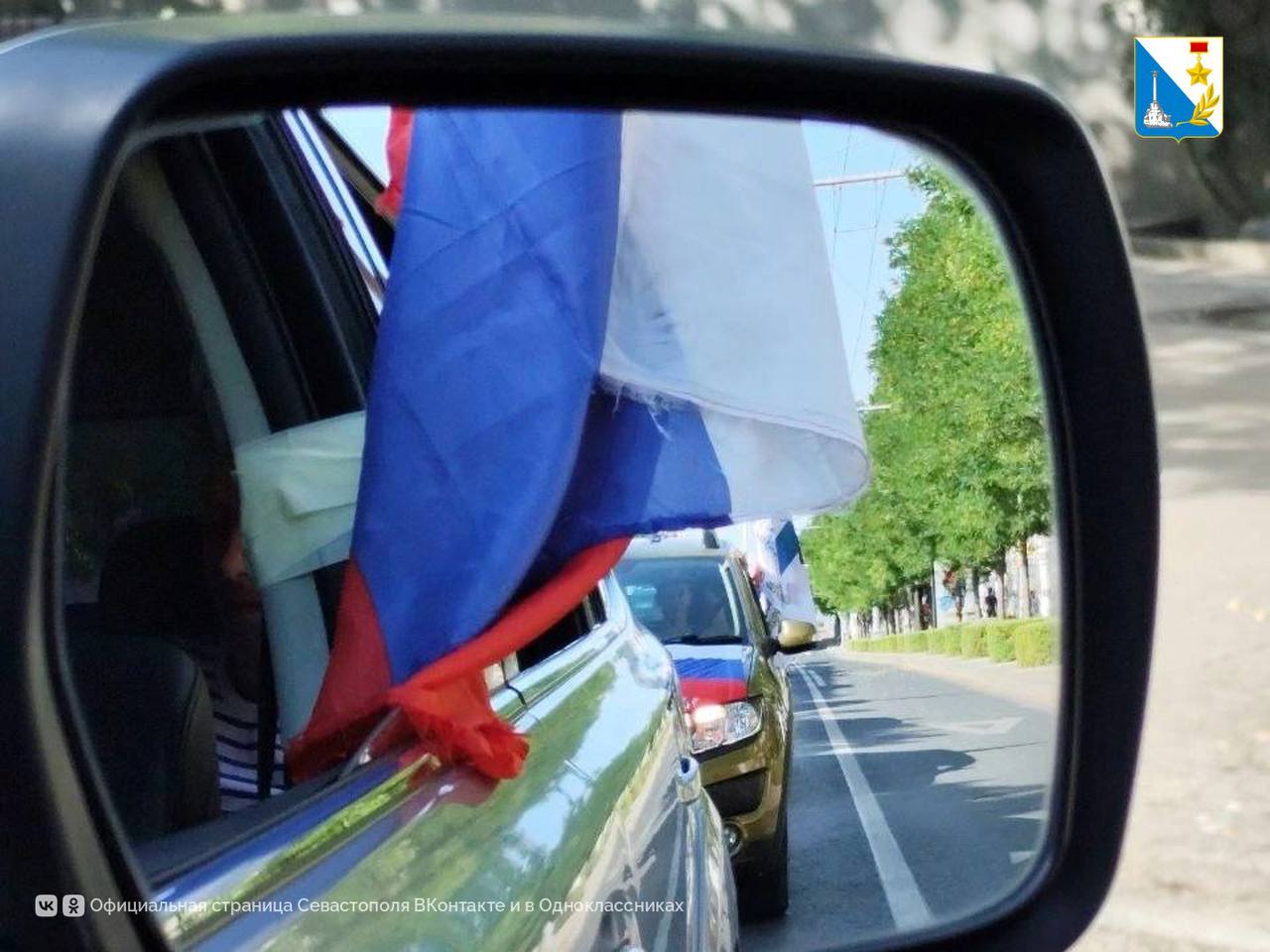 Автопробег в День ВМФ Комитет семей воинов Отечества Севастополя уже третий год подряд организовал традиционный автопробег в день ВМФ. Участники — военнослужащие и их семьи — стартовали от легендарной 35-й батареи, проехали через центр города и завершили свой путь на кладбище Кальфа, у аллеи Героев специальной военной операции. Возложив цветы в память о павших воинах. Организаторы говорят, что автопробег — это не просто дань памяти, это символ нашей сплоченности, поддержки и уважения к тем, кто сегодня стоит на страже рубежей.