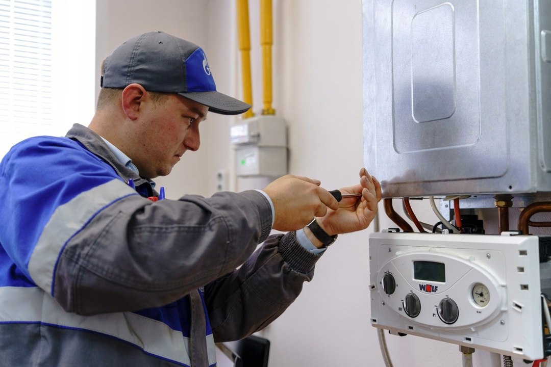 Газовики напомнили о важности заключения договора на техническое обслуживание газового оборудования Ежегодное техническое обслуживание и проверка исправности газоиспользующего оборудования одна из основных мер обеспечивающих безопасное использование газа в быту Согласно Федеральному закону О газоснабжении в РФ Жилищному кодексу РФ и постановлению правительства 410 от 14 05 2013 г О мерах по обеспечению безопасности при использовании и содержании внутридомового и внутриквартирного газового оборудования все потребители газа должны иметь заключенный договор о техническом обслуживании внутриквартирного или внутридомового газового оборудования с газораспределительной организацией ГРО которая осуществляет транспортировку газа к дому   volga news article 769648 html Фото предоставлено ООО Газпром газораспределение Самара