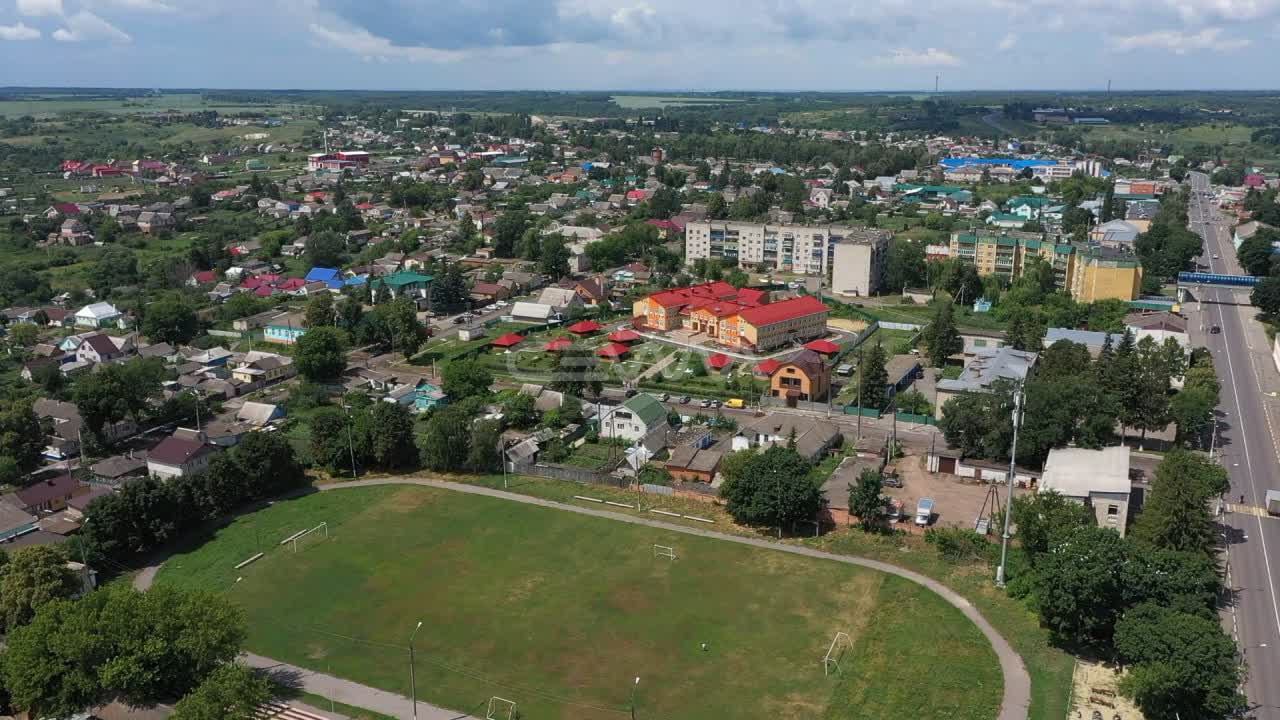 В Фатежском районе возведут 17 тысяч «квадратов» жилья Ранее по земельному участку в Фатежском районе закончился конкурс на отбор застройщика. Победила московская компания. Не менее 8 тысяч квадратных метров построенного жилья предоставят по цене жилищных сертификатов, сообщил врио замгубернатора Курской области Владимир Базаров. — Также предусматривается строительство детских площадок, футбольного поля и магазина, — подчеркнул он. Сейм Курская область