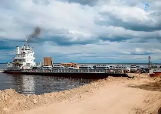 Главную паромную переправу Якутии планируют открыть раньше намеченного срока Распоряжением Росморречфлота официальное открытие навигации в районе города Якутска определено на 25 мая Однако из за прогнозируемого раннего ледохода движение на главной переправе Якутск Нижний Бестях планируется запустить уже в период с 22 по 25 мая Об этом сообщает пресс служба Министерства транспорта и дорожного хозяйства Якутии В настоящее время Альянсом Паромы Якутии ведутся активные работы по благоустройству причальных сооружений заездных путей и накопительных площадок Специалисты завершают подготовку флота к сдаче технической готовности Фото пресс служба главы и правительства РС Я Подробнее в МАХ