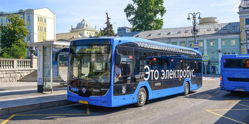 В 2026 и 2027 годах в Москве появится 700 электробусов нового поколения. В инновационных моделях больше места для пассажиров, для зарядки телефонов есть USB-слоты, работает система климат-контроля, а медиаэкраны показывают информацию о ближайших остановках.