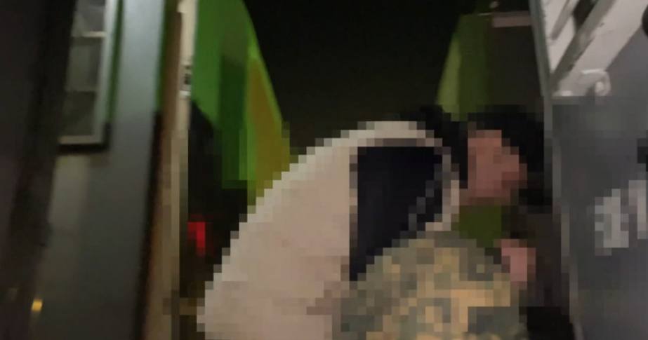 ОПГ и 3 7 миллиарда Россия выдала Казахстану экс сотрудника Правительства для граждан В 2022 2023 годах в составе ОПГ мужчина подыскивал владельцев автомобилей и осуществлял их незаконную регистрацию Он вводил в информационную систему ложные сведения о внесении платежей за первичный регистрационный сбор В результате противоправных действий на учёт было незаконно поставлено 481 транспортное средство Ущерб государству составил 3 7 миллиарда тенге в виде не поступивших в бюджет обязательных платежей После совершения преступлений подозреваемый скрылся и был объявлен в международный розыск В марте 2025 года его задержали в Московской области после чего по запросу Генеральной прокуратуры он был экстрадирован в Казахстан