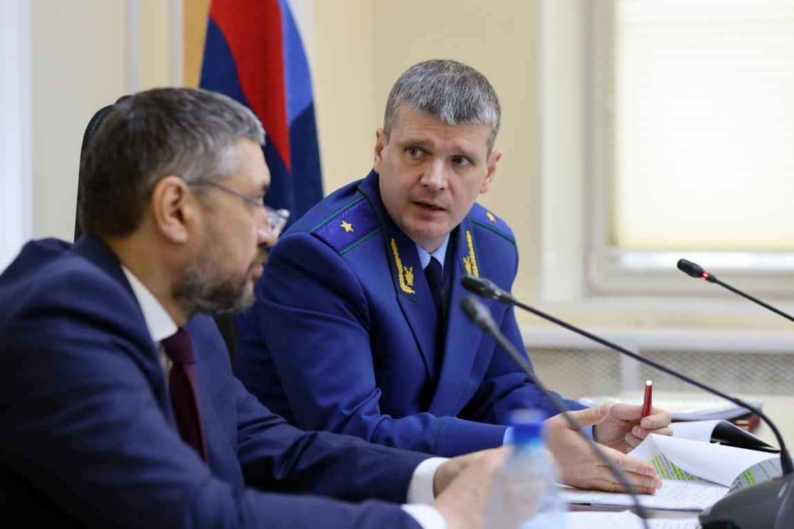Провал реализации региональной адресной программы по расселению аварийного жилья Забайкальского края, рассчитанной до 2025 года, стал предметом рассмотрения коллегией краевой прокуратуры. В Забайкалье 40% многоквартирных домов признаны аварийными и подлежащими сносу. За 6 лет переселено всего 3095 граждан 45 % от запланированного объема . Не обеспечен снос 77 уже расселенных домов. При потребности в финансировании данных мероприятий на сумму свыше 10 млрд рублей, средства бюджета на эти цели не запланированы. Отсутствуют механизмы расселения домов, признанных аварийными после 1 января 2017 года, не полностью обеспечен надлежащий мониторинг их технического состояния. Инвестиционная привлекательность механизмов комплексного развития территорий недостаточная, из имеющихся 12 проектов фактически в работе находится 1. При этом они не нацелены на решение проблемы с аварийным жильем – реализация названных проектов позволит переселить только 16,5 тыс. кв. м жилья из более чем полумиллиона, что требует их существенного пересмотра. В начале апреля Министр строительства края Алексей Гончаров заявил, что на 2025-й стоит план по переселению 6 520 человек. После комплексного развития территорий Читы освободится около 1200 гектаров площади для строительства новых объектов, а после окончания расселения планируют снести 495 аварийных домов. Учитывая, что в 2024 в Забайкалье сдано 123,3 тыс. кв.м многоквартирных домов и 315,9 тыс. кв. м. ИЖС решение вопроса переселения из аварийного жилья до 2030 года представляется малореалистичным.