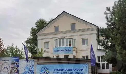 Трехэтажный хостел сгорел в подмосковной Салтыковке Погибли 4 человека Пожар начался около 4 30 утра на втором этаже в одной из комнат там собственно и нашли всех погибших Еще шестерых удалось спасти им оказывается медпомощь Среди спасенных двое детей