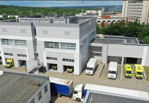 В трех донбасских городах проведут приемы врачи Федерального центра медицины катастроф Это врач терапевт кардиолог невролог и специалисты лучевой и ультразвуковой диагностики Сейчас группа узкопрофильных специалистов принимает пациентов в Ясиноватской центральной районной больнице где в течение двух дней обследует местных жителей В течение первого дня были осмотрены более 120 пациентов 8 10 декабря медики будут работать в Центральной городской больнице Снежного 11 13 декабря в Городской больнице 2 Енакиево Прием ведется с 8 утра и до последнего пациента Южная служба новостей