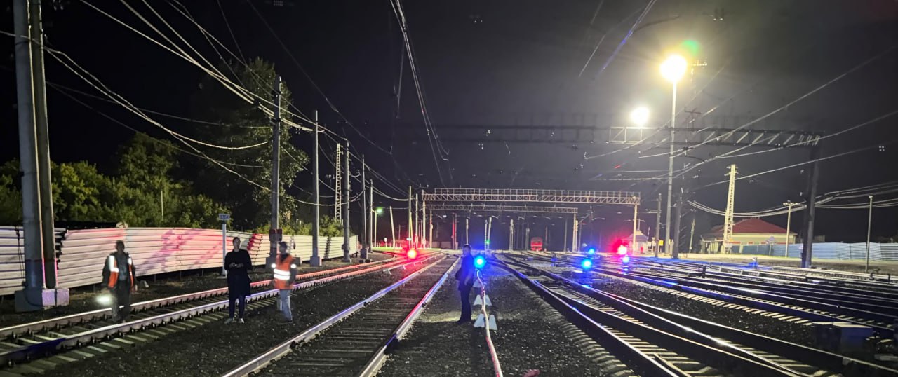 ‼  Два человека травмированы поездами на железной дороге в Новосибирской области    Накануне около 23 часов в Чулыме пассажирским поездом травмирован 33-летний местный житель. Локомотивная бригада увидела человека с велосипедом, переходящего пути в не предназначенном для этого месте. На звуковые сигналы пешеход не реагировал. Для предотвращения наезда было применено экстренное торможение, но расстояния не хватило, чтобы избежать наезда. От полученных травм мужчина скончался на месте.    В 2 часа 40 минут на перегоне между станциями Мочище и Сокур в районе населенного пункта Барлак грузовой поезд травмировал 20-летнего жителя города Болотное. По предварительным данным, он находился в состоянии алкогольного опьянения и не успел отреагировать на состав, вышедший с кривого участка пути. Скорая помощь доставила пострадавшего в больницу, врачи оценивают его состояние как тяжелое.    Транспортные полицейские напоминают о запрете переходить пути перед поездом, если расстояние до него менее 400 метров. Особенно опасно пересекать железнодорожную линию на участках, где ограничена видимость хотя бы в одном направлении. Состояние опьянения значительно повышает риск травмирования и несчастных случаев на объектах транспорта!
