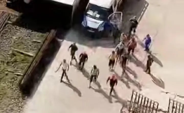 Массовая драка произошла на стройке нового ЖК в Ростове В Ростове на стройплощадке нового ЖК на месте старого аэропорта произошла массовая драка между строителями. Судя по видео, которое опубликовали очевидцы в соцсетях, схлестнулись не меньше 30 человек. «Сначала напали на одного крановщика, затем к нему на помощь спустились трое. В итоге пять человек уехали в реанимацию, так как бились арматурами», — утверждают очевидцы. Как сообщили в пресс-службе МВД по Ростовской области, прибывшие на место инцидента полицейские установили и опросили очевидцев конфликта. В ходе проверки установлено, что между двумя мужчинами возник конфликт, который перерос в драку. Один человек был доставлен в больницу. Подписаться на "Новости Ростова" Прислать новость