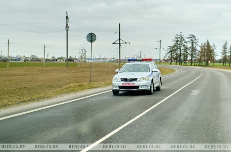 ГАИ УСИЛИЛА КОНТРОЛЬ НА ДОРОГАХ СТРАНЫ В выходные Госавтоинспекция усилила контроль на дорогах Беларуси уделив особое внимание предупреждению дорожно транспортных происшествий В отработках наиболее аварийно опасных участков дорог Брестской Витебской и Гомельской областей задействованы наряды спецподразделения ДПС Стрела МВД и граничащих районов соседних регионов В приоритете пресечение нарушений провоцирующих происшествия с тяжкими последствиями управление транспортом в состоянии опьянения без прав превышение скорости нарушение правил проезда переходов и выезда на полосу встречного движения Для оперативного реагирования на резкие изменения погодных и дорожных условий организован мониторинг состояния проезжей части Для привлечения внимания водителей и обеспечения безопасных условий движения экипажи ГАИ работают с синими проблесковыми маячками Сотрудники Госавтоинспекции напоминают водителям важно выбирать наиболее безопасную скорость дистанцию и боковой интервал Не допускать резких маневров и непредсказуемого поведения Следует пристегнуться самим и обеспечить безопасную перевозку пассажиров Пешеходам в условиях плохой видимости необходимо обозначать себя световозвращающими элементами быть внимательными при пересечении проезжей части Смотреть по сторонам и начинать переход только убедившись что водители вас заметили и успели остановиться