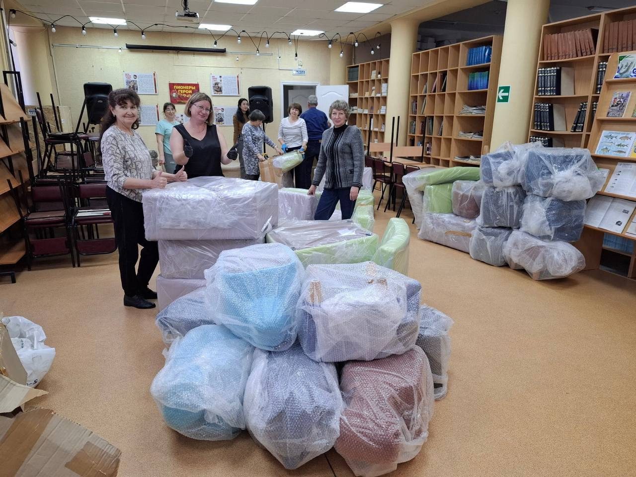 В Центральную детскую библиотеку была доставлена партия мягкой мебели. Главной особенностью модельных библиотек является зонирование пространства. Поэтому, для юных посетителей были заказаны фигурные пуфы в форме забавных животных. А еще посетители библиотеки смогут пользоваться модульными диванами, которые можно свободно формировать в места для сидения различной длины и формы. В плане организации пространственной среды планируется также обустроить зал для занятий удобными столами-трансформерами, что позволит гибко адаптировать помещение под различные типы мероприятий.