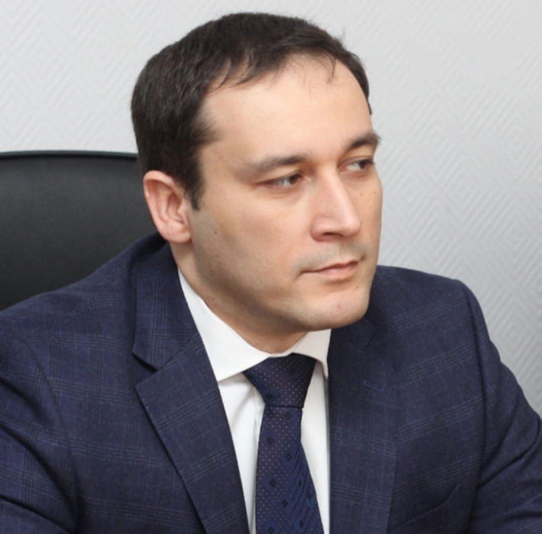 Бывшего замминистра здравоохранения Самарской области Асланбека Майрамукаева приговорили к 9 годам 8 месяцам колонии строгого режима и штрафу 45 млн руб за мошенничество с поставками медоборудования в больницу Середавина Об этом сообщает прокуратура региона Бывший зам главврача больницы Середавина и ещё два предпринимателяя получили сроки от 1 года 6 месяцев до 1 года 8 месяцев с отбыванием в колонии поселении и колонии общего режима Установлено что в октябре 2021 года замминистра здравоохранения замглавврача и еще двое участников создали условия при которых к закупкам медоборудования были допущены только две компании В результате в рамках госконтракта в больницу поставили медоборудование по фиктивно завышенной стоимости на сумму 17 1 млн руб Ущерб от преступных действий превысил 9 млн руб которые участники преступной группы распределили между собой В июле 2024 года бывший заместитель министра был осужден за получение взятки в особо крупном размере