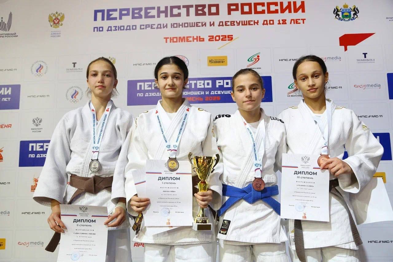 Наша дзюдоистка привезла бронзу с Первенства России На прошедших в Тюмени главных стартах страны среди юношей и девушек до 18 лет красивую борьбу показали порядка 800 спортсменов из десяти федеральных округов За право возглавить турнирную таблицу сражались две воспитанницы спортивной школы по самбо и дзюдо города Сочи Селима Алханова одержала вверх над соперницей в утешительной схватке и стала обладательницей бронзовой медали в весовой категории до 40 кг Спортсменку подготовили тренеры Ислам и Ольга Берсековы Еще одна сочинка Сюзанна Хостян остановилась в шаге от призового места Девушка вела борьбу в весовой категории до 44 кг Тренер Эльбрус Тандуев