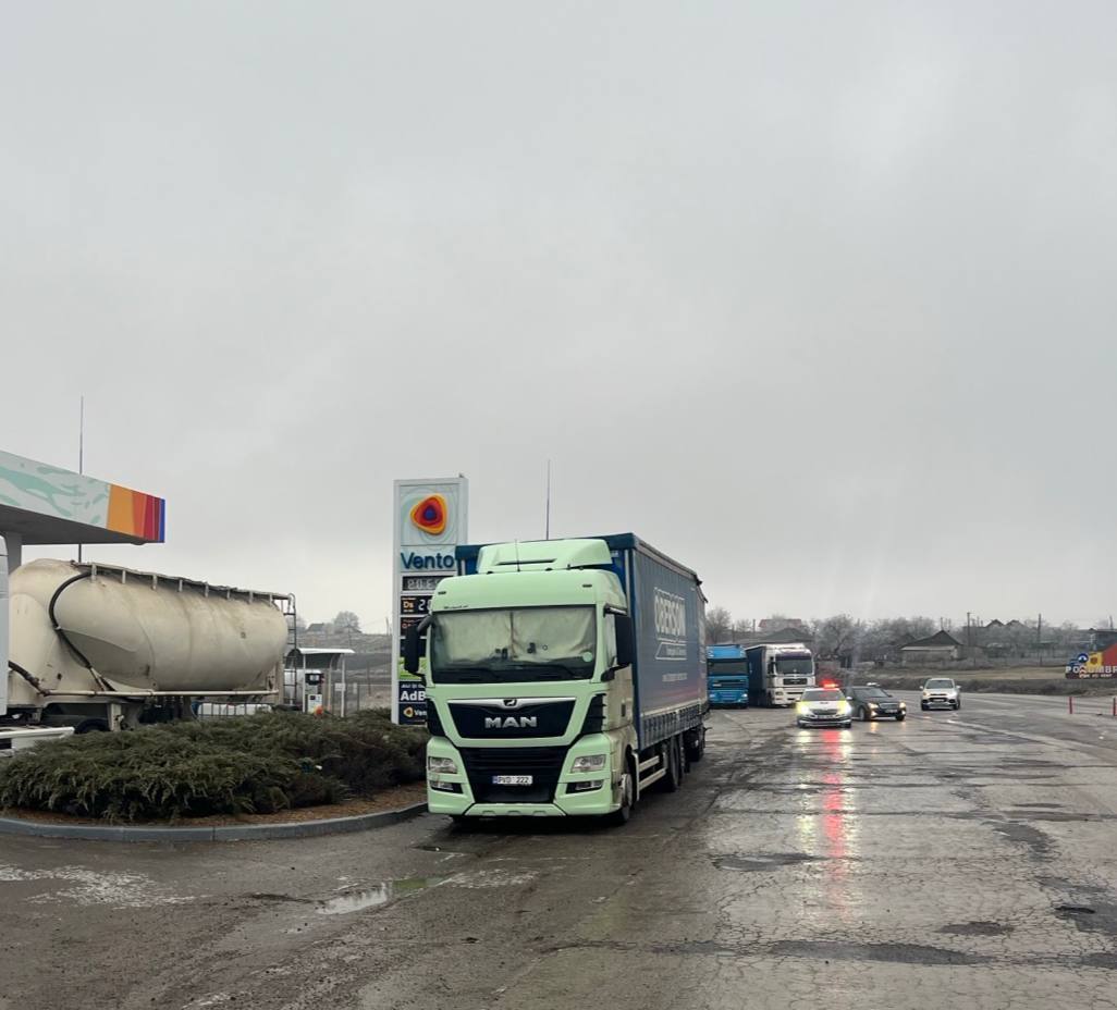 На трассе М 3 затруднено движение из за гололеда на участке от села Порумбрей в сторону Нового Сагайдака Чимишлийского района Полиция предупреждает что дорога очень скользкая и призывает водителей быть максимально осторожными за рулем Ситуация находится под контролем правоохранителей