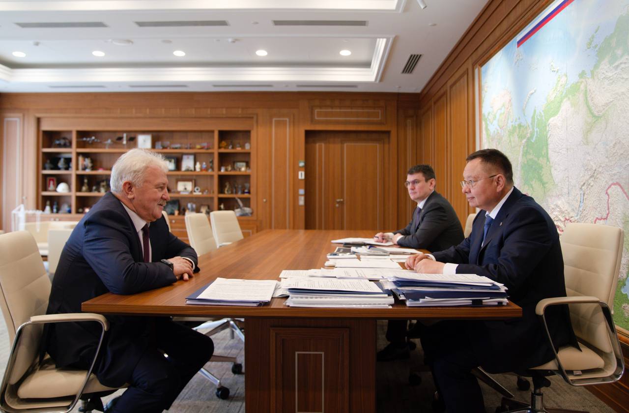 Министр строительства и ЖКХ РФ Ирек Файзуллин провел рабочую встречу с председателем Комитета Госдумы по транспорту и развитию транспортной инфраструктуры Евгением Москвичевым Обсудили вопросы развития транспортной инфраструктуры в рамках нацпроекта «Инфраструктура для жизни», а также модернизацию дорожных сетей, оснащённость коммунальных служб специализированной дорожно-ремонтной и уборочной техникой. В ходе встречи также рассмотрели механизмы финансирования за счёт бюджетных кредитов для реализации проектов по строительству дорожной инфраструктуры и обустройству прилегающей территории. Минстрой России находится в плотном взаимодействии с депутатами Государственной Думы и сенаторами Совета Федерации для совершенствования законодательной базы, направленной на улучшение жизни граждан.