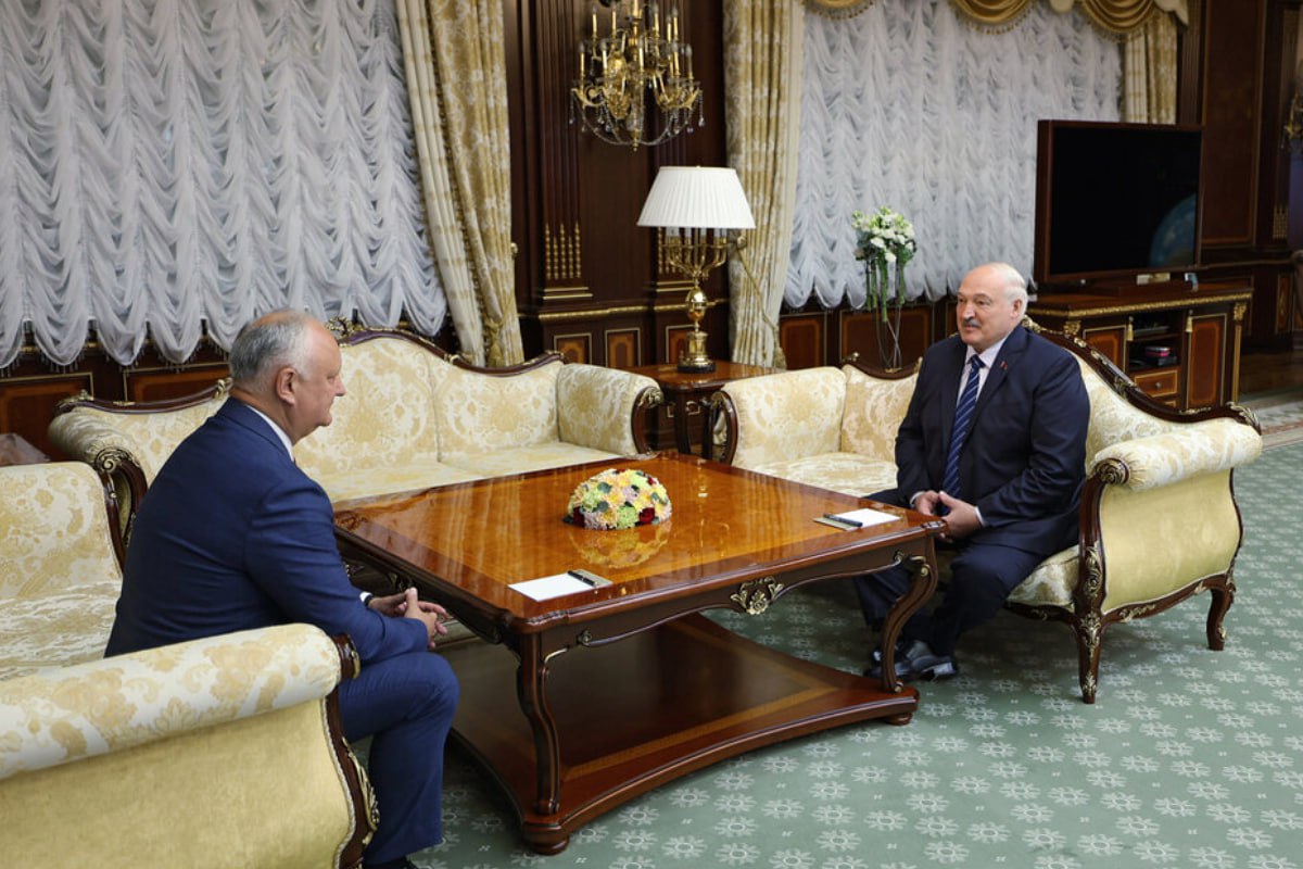 Лукашенко дал Молдове «совет древнего политика» Президент Белоруссии Александр Лукашенко провел встречу с бывшим лидером Молдовы, председателем Партии социалистов Игорем Додоном и дал совет. «Мой вам совет древнего политика: не рвитесь вы ни в какие союзы, никто вас нигде не ждет», — сказал Александр Григорьевич. При обсуждении Евросоюза Лукашенко напомнил о ситуации с украинским зерном, которое не получилось провезти транзитом через ЕС и даже в Африку. «Вы что, думаете, молдаван там ждут и особое будет отношение? Точно так будет с вашей аграрной продукцией, вином и так далее и тому подобное», — сказал президент. Додон подтвердил, что Молдове нужно сделать правильный геополитический выбор, к тому же в прошлом году большинство жителей выступили против евроинтеграции. Политик также отметил, что в Молдове хотят дружить со всем миром — и с Европой, и с Россией, и с другими странами СНГ.