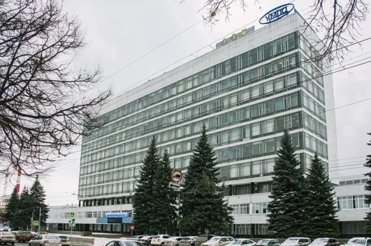 Убытки ОДК УМПО превысили 14 млрд рублей Крупнейшее машиностроительное предприятие Башкирии ПАО ОДК УМПО по итогам 2025 года сработало в минус Компания получила убыток более 14 3 млрд рублей Для сравнения годом ранее предприятие завершило с чистой прибылью 8 4 млрд рублей сообщает Ъ Уфа При этом расходы предприятия выросли Себестоимость продаж увеличилась с 87 6 млрд до 103 3 млрд рублей Производство новых двигателей также подорожало Материальные затраты выросли на 3 до 56 9 млрд рублей Зарплатный фонд увеличился на 3 7 и составил 43 4 млрд рублей Дебиторская задолженность на конец года составила 137 2 млрд рублей кредиторская 103 6 млрд Чистые активы компании сократились с 111 8 млрд до 102 5 млрд рублей Ранее Бизнес ФМ Уфа сообщал что к предприятию были заявлены требования о банкротстве из за задолженности Предприятие входит в структуру Ростеха а золотая акция принадлежит Башкирии BFM Телеграм замедляют Подпишись на нас в MAX