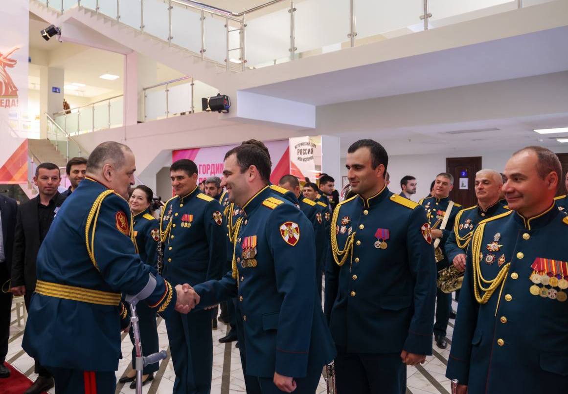 «Ну вы молодцы!» – Сергей Меликов поблагодарил военный оркестр и его руководителя Ильяса Бектемирова за организацию патриотического флешмоба. На минувших выходных пианист в парке им. Сулеймана Стальского стал играть знаменитую мелодию к песне «День Победы». Подпевать начали горожане, туристы и профессиональные артисты. О том, как тепло дагестанцы относятся к главному празднику страны, теперь известно даже далеко за пределами республики.
