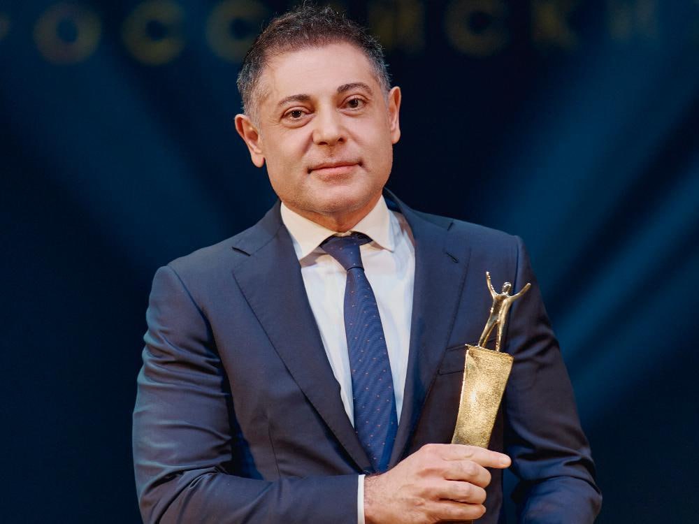 Глава МегаФона признан лучшим CEO в России Ассоциация менеджеров признала генерального директора МегаФона Хачатура Помбухчана лучшим CEO страны Он был удостоен главной награды рейтинга Топ 1000 российских менеджеров лучший высший руководитель Топ 1000 российских менеджеров считается одним из наиболее авторитетных бизнес рейтингов и важным барометром деловой репутации в России победа в нём говорит о реальном признании профессионального сообщества Ранее Хачатур Помбухчан уже был признан сильнейшим CEO в телекоме эта награда закрепляет результаты его работы на уровне всего российского бизнеса Под руководством Хачатура Помбухчана МегаФон прошел один из самых результативных периодов в своей истории Помимо генерального директора сильные позиции МегаФона в рейтинге топ 1000 подтвердили сразу 15 топ менеджеров компании Первые места в своих категориях заняли семь ключевых директоров МегаФона коммерческий директор Дмитрий Рудских финансовый директор Денис Федотов коммерческий директор по развитию корпоративного и государственного сегментов Эмин Антонян директор по стратегическим коммуникациям и развитию бренда Елена Мартынова директор по корпоративному развитию и управлению персоналом Роман Ермоленко и другие Еще восемь руководителей вошли в тройку сильнейших профессионалов страны в своих направлениях Итоговые позиции в рейтинге демонстрируют что бизнес результаты МегаФона получили высокую оценку сразу по нескольким важнейшим направлениям работы компании Фото МегаФона