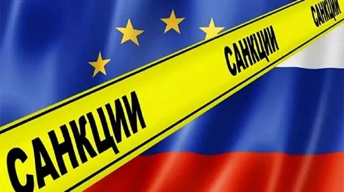 Кремль признал негативный эффект антироссийских санкций Пресс секретарь президента Дмитрий Песков заявил что санкции имеют значительный эффект и называть их не страшными было бы неверно Интересно Потому что совсем недавно звучало совсем другое Дмитрий Медведев называл санкции экономической войной которую Россия выиграет Владимир Путин говорил что они стимулируют развитие собственного производства Депутаты Госдумы наперебой объясняли что Россия всё производит сама и Запад только навредит себе Отметим по прогнозам Bloomberg Economics российская экономика к концу 2026 года недосчитается около 8 ВВП из за войны и санкций Западные страны заморозили около 300 млрд долларов международных резервов России И это не считая потерь от ухода иностранных компаний обвала инвестиций и ценового дисконта на нефть последствиясанкций
