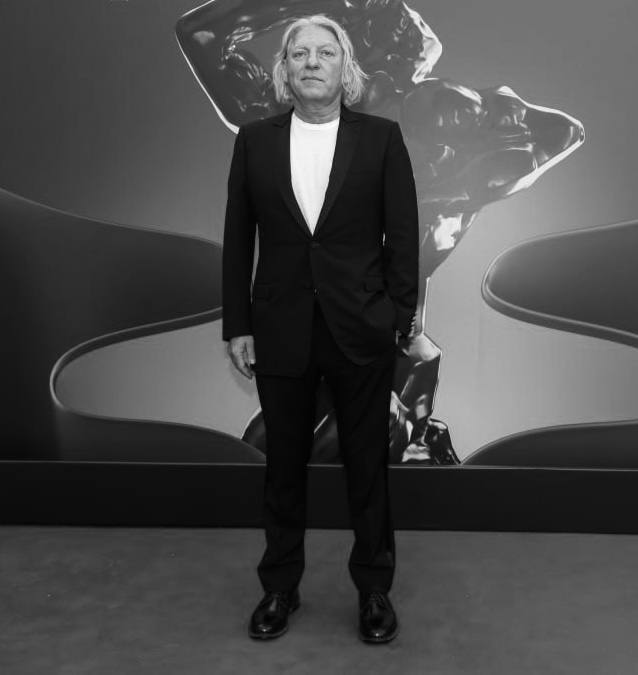 В возрасте 60 лет скончался телеведущий продюсер и режиссер Александр Олейников сообщил РБК его сын Максим Он уточнил что отец умер этой ночью Олейников получил широкую известность в 1990 е годы работал на каналах ТВ 6 НТВ Россия и Первом канале В начале 2000 х он стал членом Академии российского телевидения Режиссер сценарист продюсер и ведущий он пришел на телевидение когда ему было 20 и понял это призвание Создавал новые рейтинговые проекты Его бесконечный талант ценили и за рубежом приглашали на работу Он провел за границей несколько лет но вернулся говорится в сообщении Первого канала Фото Наталья Шатохина Global Look Press РБК в Telegram и MAX