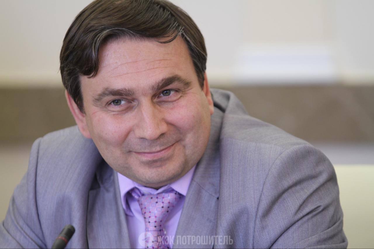Суд выпустил из-под стражи свердловского экс-министра ЖКХ Смирнова Ему избрали новую меру пресечения - запрет определенных действий. Его задержали 23 января, 24-го отправили в СИЗО. Смирнова обвинили в получении взятки в особо крупном размере. Написать Чат Подписаться