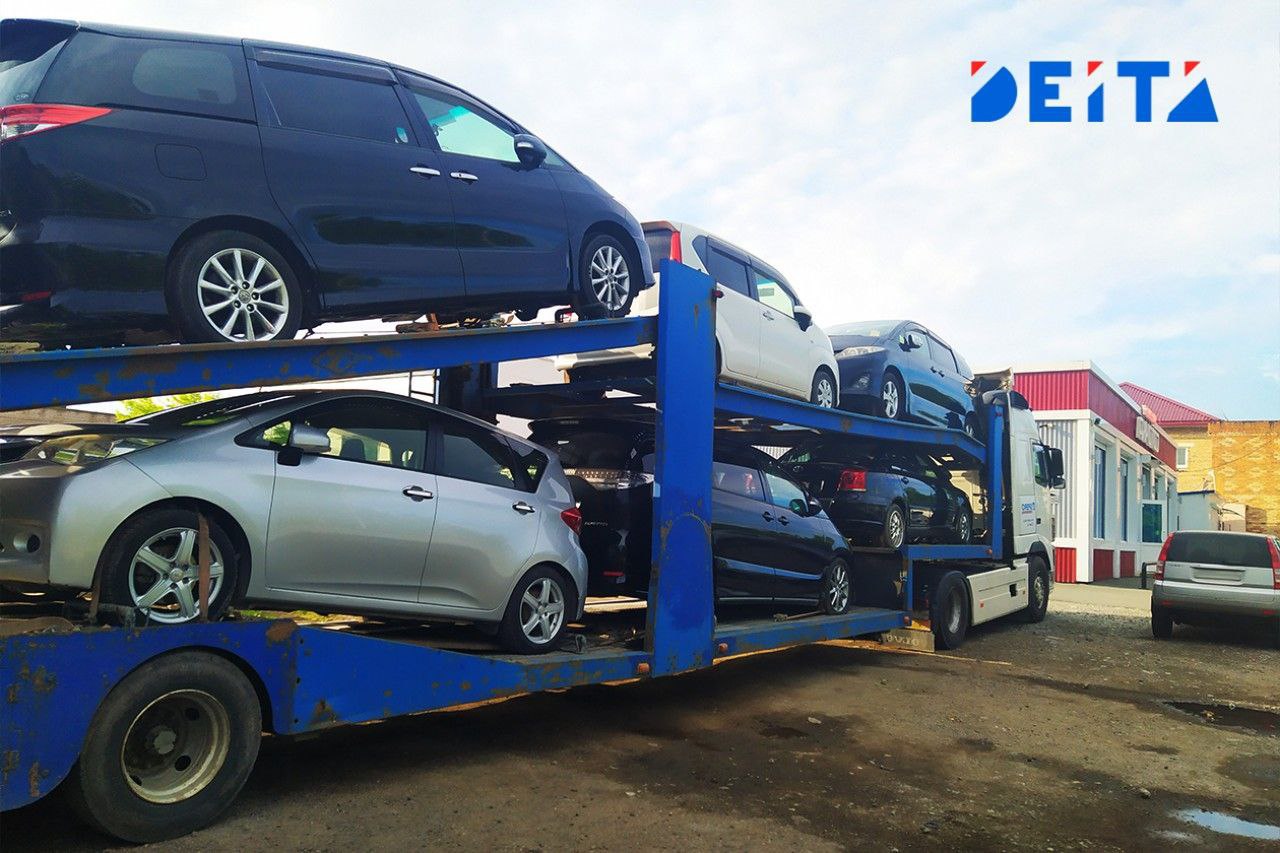 Владивостокский автосалон CHERY и EXEED оказался на грани банкротства Официальный дилер китайских автомобильных марок CHERY и EXEED во Владивостоке - компания "СВО-Сервис" - столкнулась с серьезными финансовыми трудностями. Сбербанк подал заявление о признании компании банкротом из-за задолженности в размере 167 миллионов рублей. Финансовые показатели дилерского центра демонстрируют резкое ухудшение: выручка за 2024 год сократилась на 501 миллион рублей 26,5% , а чистая прибыль упала на 93,5%, составив лишь 231 тысячу рублей. При этом активы компании неожиданно выросли на 202 миллиона рублей. Ситуация с "СВО-Сервисом" отражает общероссийский кризис в автомобильной рознице - с начала года в стране закрылось около 200 автосалонов, а по оценкам экспертов, еще 30% дилеров находятся на грани разорения.