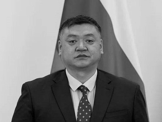 Глава Тувы Владислав Ховалыг от имени народа республики и от себя лично выразил глубокие соболезнования народу Монголии и жителям приграничного с Тувой Увс аймака в связи с кончиной губернатора аймака Сэмжидийна Батжаргала Телеграмма с соболезнованиями направлена на имя заместителя губернатора Увс аймака Монголии господина Эрдэнэбаатаа Баатарсана Семджидийна Батжаргала не стало накануне на 43 году жизни вследствие тяжелой болезни Отмечается что под руководством молодого лидера Увс аймак достиг значимых успехов Напомним что делегация возглавляемая губернатором посещала Туву в мае этого года на празднование Дня Победы По решению монгольских властей пограничные войска и сотрудники таможенной службы сопредельного государства приняли участие в параде Победы в Кызыле 9 Мая А в конце июля по приглашению Семджидийна Батжаргала Владислав Ховалыг участвовал в торжественных мероприятиях посвященных 100 летию со дня образования Увс аймака Эта невосполнимая утрата потрясла всех кто его знал Мы разделяем вашу скорбь о талантливом руководителе полном сил и светлых устремлений патриоте своей земли всем сердцем преданном своему народу чья жизнь так внезапно оборвалась Светлая память о Сэмжидийне Батжаргале навсегда останется в наших сердцах Его большой вклад в развитие дружественных и братских отношений между нашими регионами трудно переоценить В этот час тяжелой утраты мы скорбим вместе с вами и выражаем слова искренней поддержки и соболезнования его семье друзьям и всему народу Увс аймака говорится в соболезновании