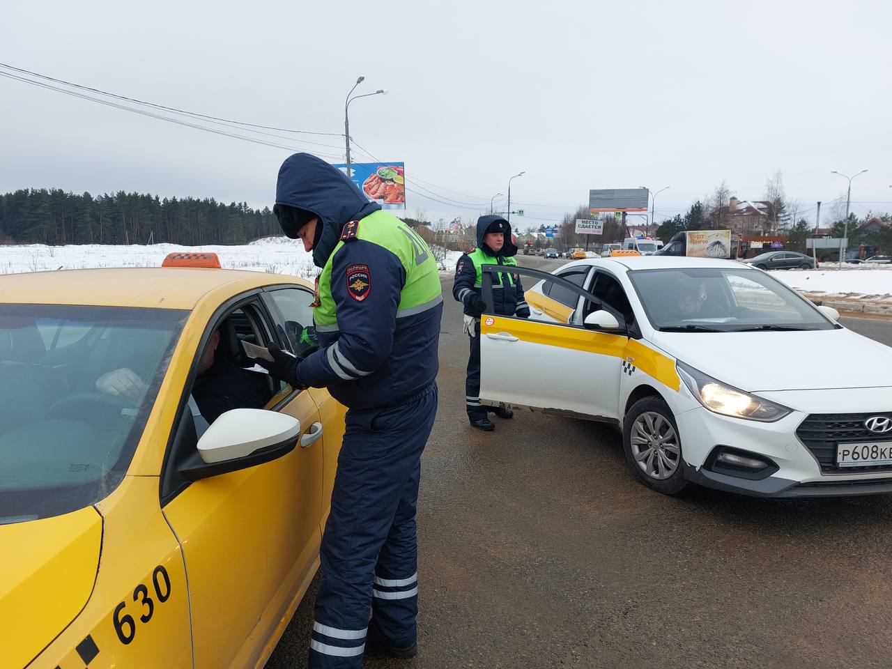 Такси проверяют на дорогах муниципального округа Истра     С 27 января по 2 февраля текущего года госавтоинспекция проводит профилактическое мероприятие «Такси». Основная цель — снизить уровень аварийности, а также повысить безопасность при перевозке пассажиров и багажа легковыми такси.   ‍  В рамках акции сотрудники Госавтоинспекции будут проводить комплексные проверки легковых такси, чтобы обеспечить соответствие деятельности перевозчиков действующему законодательству. Основное внимание будет уделено предотвращению правонарушений и преступлений, совершаемых водителями такси.    Проверки будут включать оценку технического состояния автомобилей, а также соблюдение стандартов безопасности дорожного движения.    К проведению мероприятия будут привлекаться сотрудники Управления государственного автодорожного надзора по Московской области Федеральной службы по надзору в сфере транспорта, отдела Управления Регионального административно-транспортного контроля Министерства транспорта Московской области и структурных подразделений Управления Федеральной службы судебных приставов по Московской области.    Рейд «Такси» — это шаг к созданию более безопасной транспортной среды, где каждый сможет уверенно пользоваться услугами легковых такси.  #моистра #рейд #такси #госавтоинспекциямоистра #проверка