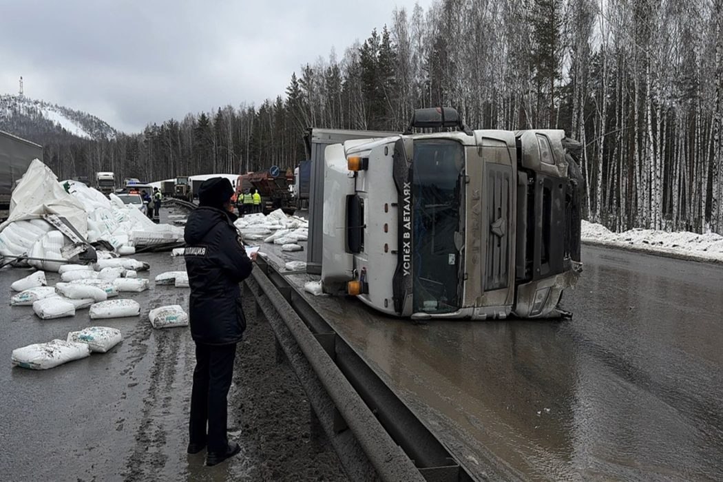 В Свердловской области фура Sitrak с полуприцепом врезалась в ограждение и перевернулась, рассыпав груз на проезжую часть на Пермском тракте в районе Первоуральска.  Как сообщили в ГАИ, водитель грузовика в составе с полуприцепом «Колман» выбрал небезопасную скорость  Из-за ДТП движение по трассе ограничено в обе стороны. К счастью, люди не пострадали  Фото: ГАИ Свердловской области    «Уральский меридиан»