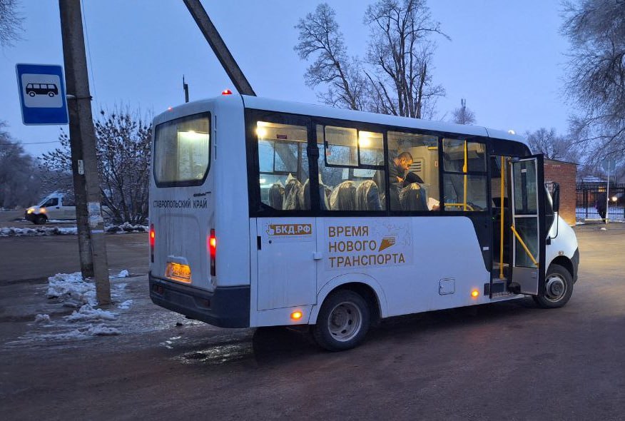 В Туркменском округе начал работу муниципальный пассажирский транспорт  Пассажирские перевозки обеспечивают автобусы российского производства. Теперь в Летнюю Ставку и обратно можно добраться из таких населённых пунктов как Маштак-Кулак, Владимировка, Куликовы Копани, Таврический, Ясный, Казгулак, Берёзовский, Чур, Овощи, Красная Поляна, Поперечный.  «С появлением новых маршрутов жители смогут быстрее и комфортнее добираться до районного центра, что улучшит качество жизни в нашем районе», - прокомментировал глава округа Геннадий Ефимов.  Напомним, что в прошлом году в рамках поручений губернатора Ставропольского края новый транспорт получили 11 округов.  Автобусы для осуществления пассажирских перевозок переданы региональным правительством в рамках нацпроекта «Безопасные качественные дороги», который с 2025 года именуется как новый нацпроект «Инфраструктура для жизни». Закупку и передачу техники в территории контролировал миндор Ставрополья по поручению губернатора Владимира Владимирова.