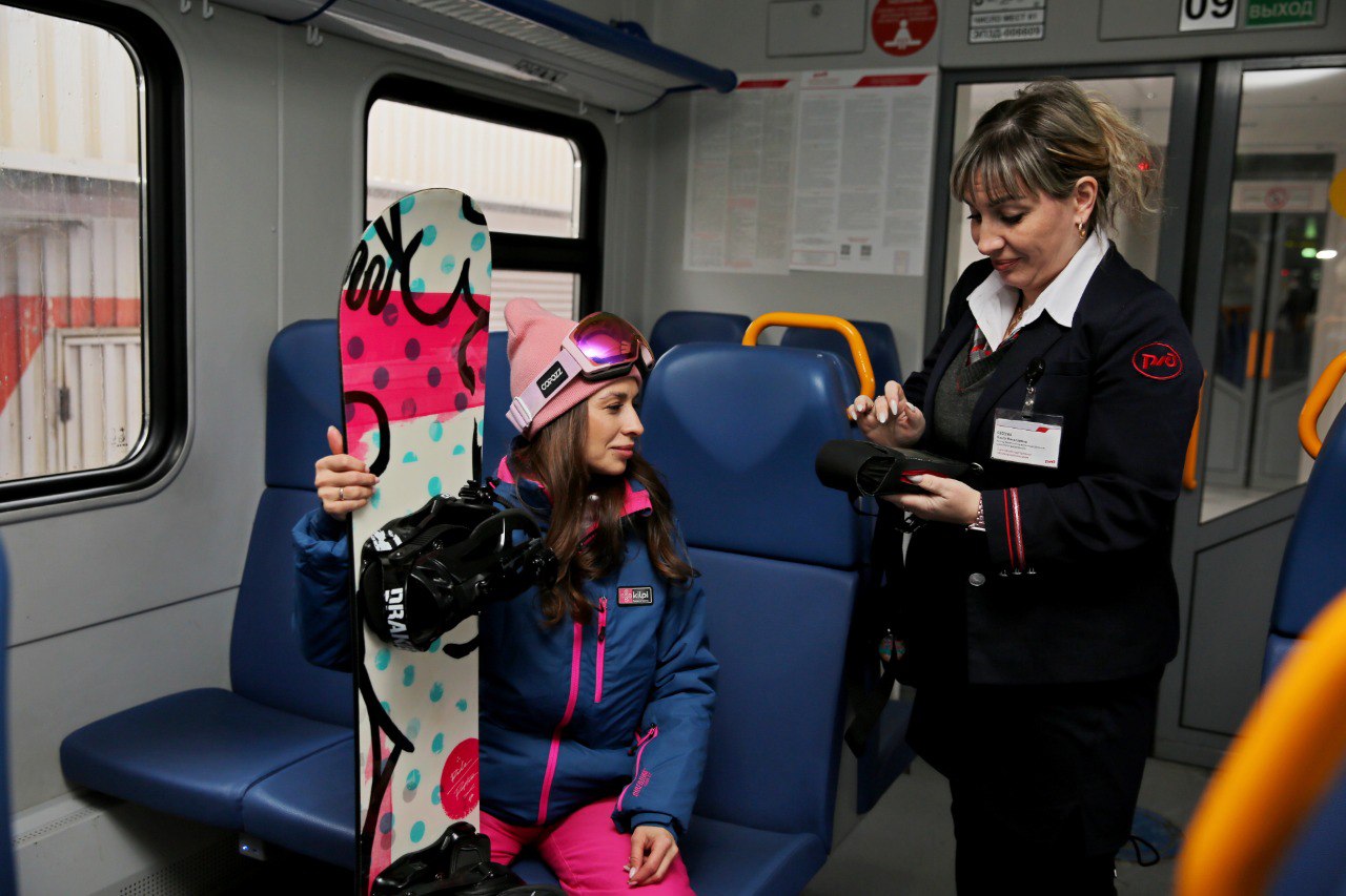 Более 11 млн пассажиров отправлено с вокзалов и станций ПривЖД в 2025 году Это на 1 3 меньше чем в январе декабре 2024 года   В пригородном сообщении отправлено 7 8 млн пассажиров 2 1 в дальнем следовании 3 3 млн 0 4 Пассажирооборот на ПривЖД в 2025 году снизился на 1 5 к уровню января декабря 2024 года и составил 4 4 млрд пасс км в том числе в пригородном сообщении 340 4 млн пасс км 1 1 в дальнем следовании 4 1 млрд пасс км 1 7   В декабре 2025 года отправлено 803 9 тыс пассажиров что на 1 2 меньше чем за аналогичный период 2024 года В пригородном сообщении отправлено 576 3 тыс пассажиров 0 1 в дальнем следовании 227 3 тыс 4 2 Пассажирооборот в декабре составил 243 5 млн пасс км что на 1 4 больше чем за аналогичный период 2024 года