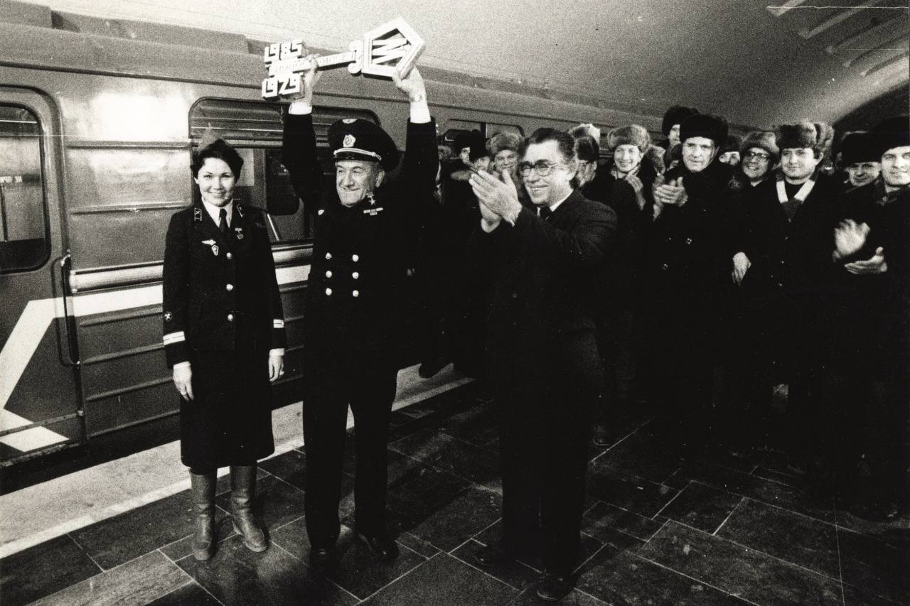 Новосибирское метро перевезло 2 5 млрд пассажиров за 40 лет Новосибирский метрополитен отмечает юбилей 7 января 1986 года самая восточная подземка страны официально открыла свои двери для пассажиров В этот день начали работать пять станций Ленинской линии Красный проспект Площадь Ленина Октябрьская Речной вокзал и Студенческая О значимой дате в своём Telegram канале напомнил мэр города Максим Кудрявцев Он отметил что за прошедшие годы услугами перевозчика воспользовались более 2 5 млрд человек Поздравляю всех кто причастен к строительству новосибирского метрополитена и кто продолжает вести эту необходимую для нашего города работу Желаю вам новых успехов крепкого здоровья и вдохновения для реализации новых проектов написал глава муниципалитета В сентябре 2025 года открыли 14 ю станцию новосибирской подземки Сейчас специалисты продумывают схему для дальнейшего развития этого вида транспорта Фото архив Новосибирского метрополитена Подписаться на канал