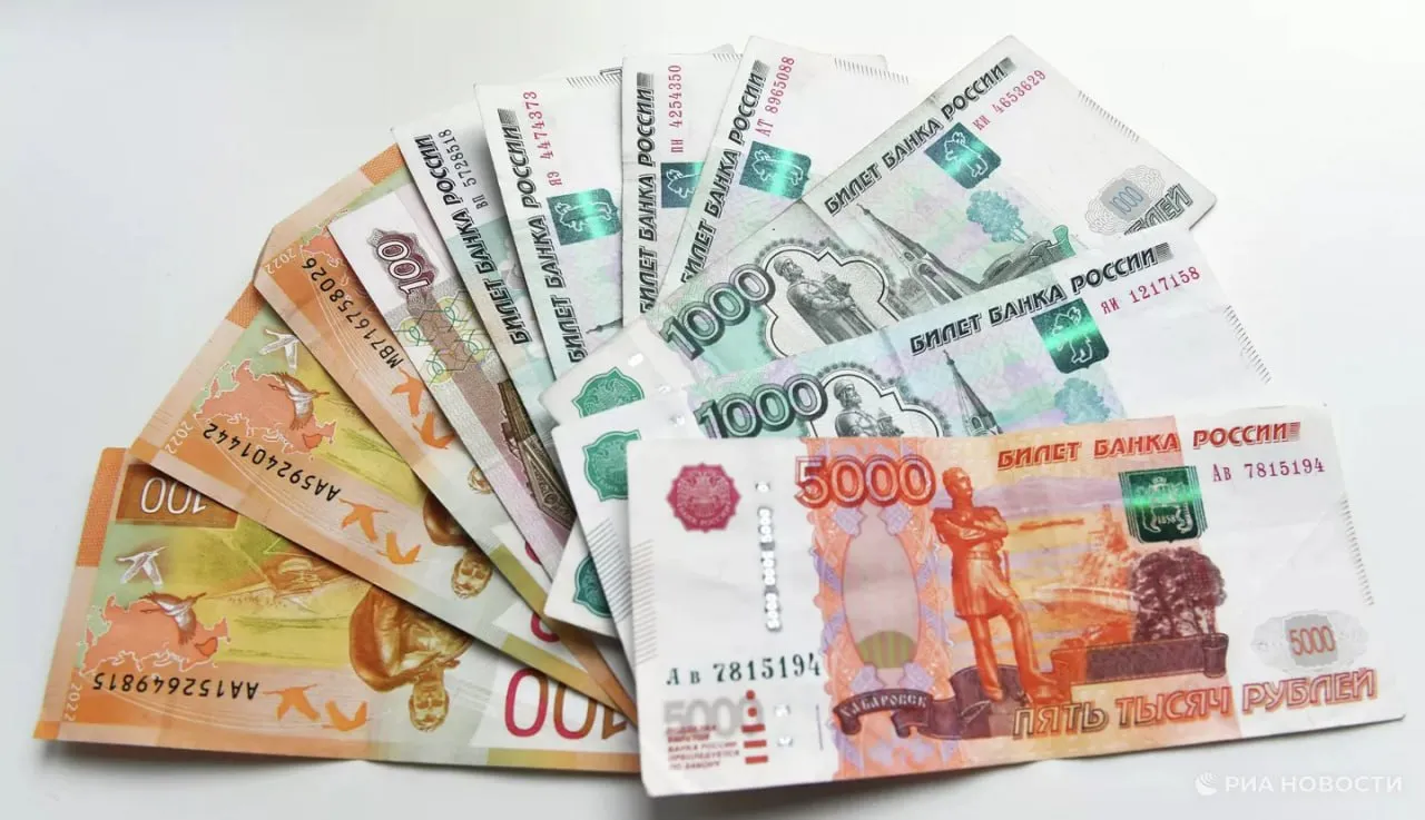 В России появилась отрасль со средней зарплатой выше 350 тыс рублей Так в феврале сотрудники табачных производств в среднем получали почти 355 тыс рублей хотя еще месяцем ранее было 216 4 тыс рублей выяснило РИА Новости изучив данные статистики При этом по России средняя зарплата составила 103 9 тыс рублей Подписаться на РИА Новости экономика