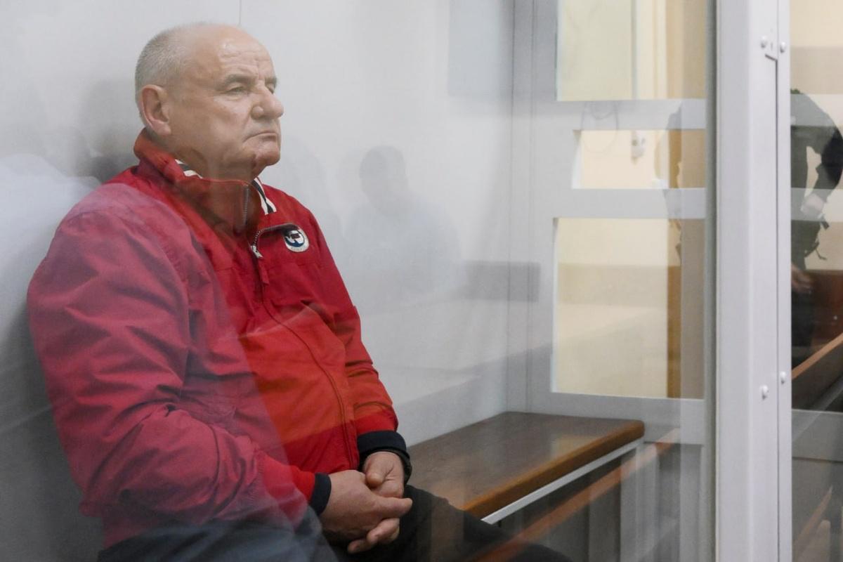 Бывшего замминистра обороны Павла Попова экстренно госпитализировали из СИЗО По словам адвоката, у Попова обострились хронические заболевания — его увезли по скорой из СИЗО «Лефортово» в гражданскую больницу. Сейчас решается вопрос о хирургической операции. В июне 2024 года Попова освободили от должности заместителя министра обороны, а в августе — задержали по подозрению в мошенничестве в особо крупном размере. По версии следствия, бывший заместитель министра обороны последние три года строил и ремонтировал свою дачу в Подмосковье на деньги, которые должны были идти на развитие парка «Патриот». По информации СМИ, Попов построил особняк в Красногорском районе Московской области, который оценивается в полмиллиарда рублей. Подписаться Помочь RusNews