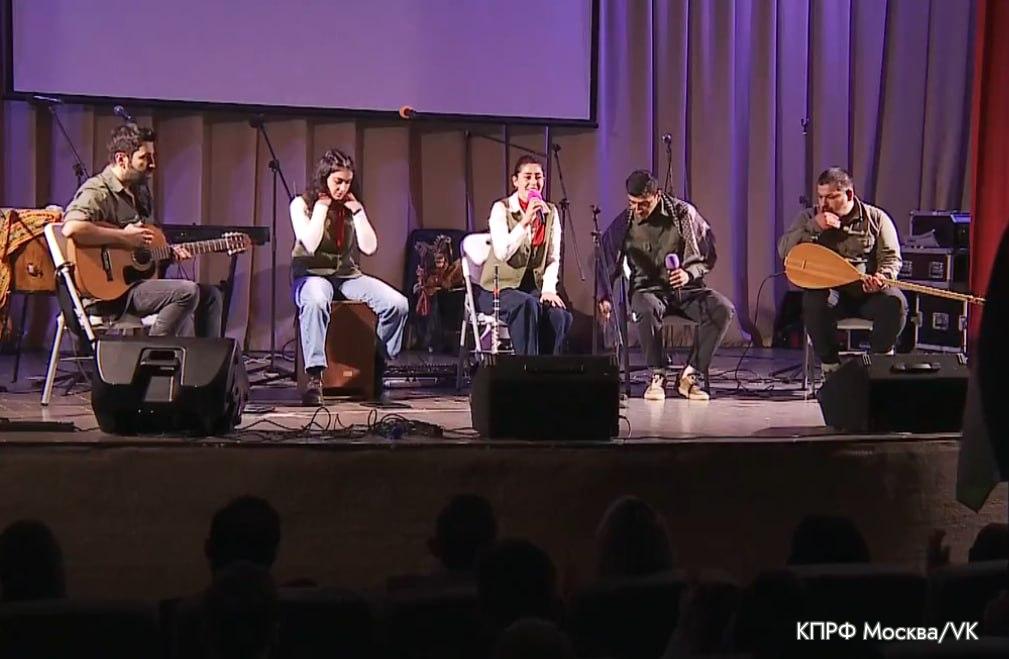 В Пензе запретили концерт левой турецкой группы из страха ухудшения международных отношений Хотя недавно она сыграла в Москве концерт в поддержку Донбасса Пензенские власти не согласовали ни одной площадки для проведения концерта стамбульской фолк группы Grup Yorum рассказал издатель проекта МедиаПенза и муниципальный депутат от КПРФ Сергей Падалкин Музыканты должны были выступить 7 октября во Дворце культуры имени Кирова Но по словам Падалкина чиновники побоялись ухудшения международных отношений с Турцией Grup Yorum известна левыми взглядами и использованием в песнях в том числе курдского языка который долгое время был под запретом в Турции В 2020 году двое ее членов умерли во время голодовки объявленной в знак протеста против преследования группы турецкими властями На прошлой неделе Grup Yorum выступила в Москве с концертом против американского империализма В интервью государственному российскому изданию Украина ру члены группы обвинили НАТО в начале войны России с Украиной Пензенскаяобласть