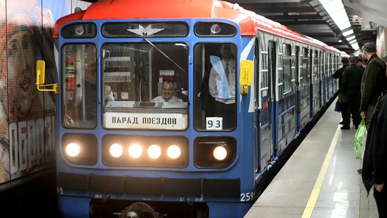 Парад поездов пройдет на Кольцевой линии метрополитена 13 14 сентября Время С 9 до 20 часов Направление на пути по часовой стрелке В параде примут участие 8 составов различных серий и модификаций от ретропоезда Сокольники до Москвы 2024 Подписаться Куда сходить в Москве