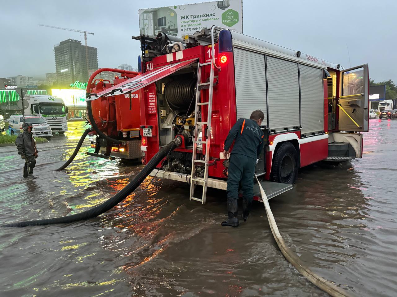 На площади Луговой продолжаются работы по отведению воды с дорожного полотна. Бригада инженерных сетей «СГТ» совместно со специалистами МЧС продолжают работать на данном участке и ликвидировать последствия непогоды. Сообщения, связанные с непогодой, принимаются по телефону 2222-333 или в чат-боте администрации - .