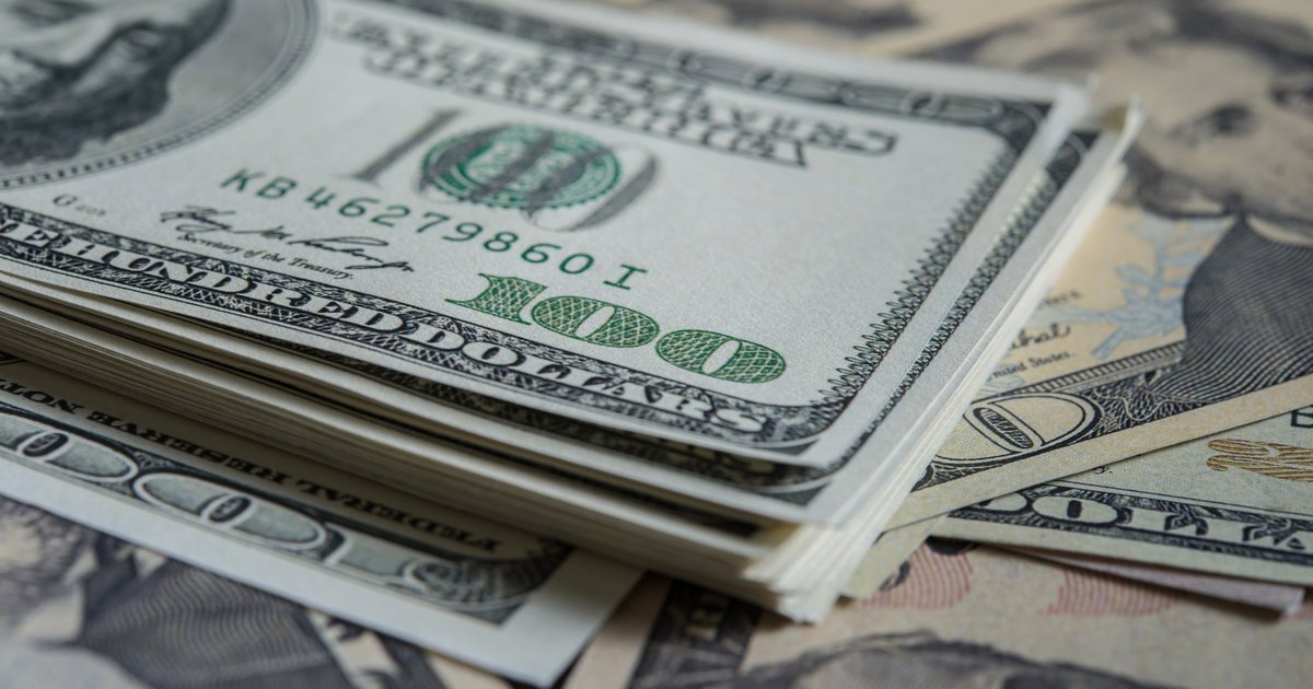 ЕАБР доля доллара в резервах центробанков устойчиво снижается Доля доллара в резервах центральных банков устойчиво снижается сообщает Евразийский банк развития ЕАБР Эта доля в 2000 году составляла в резервах 61 а по итогам 2024 го 45 Однако его использование в международных расчетах растет а роль в кредитных и депозитных операциях остается стабильной в то же время отмечают эксперты ЕАБР Например в системе SWIFT на доллар в 2024 году пришлось 49 а в 2010 м было 32 Эксперты объясняют это тем что американская валюта потеснила там евро Это стало единственной причиной роста международных сделок в долларах В целом пока что доллар сохраняет статус ведущей международной валюты Разговоры на кухне