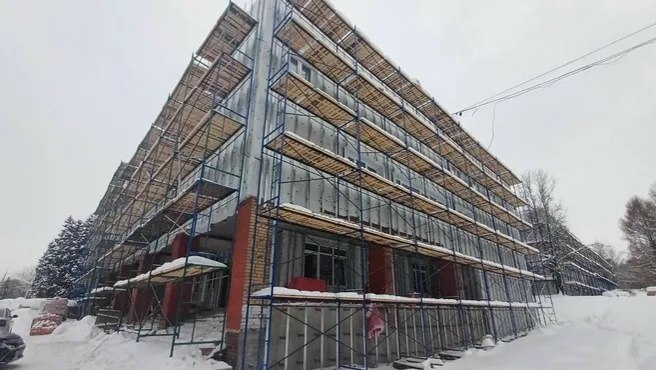 В Кашире на улице Клубной д 11 активно продолжается капитальный ремонт колледжа Московия и на данный момент строительная готовность объекта превысила 37 Завершение работ запланировано на 1 сентября 2026 года и это значит что совсем скоро колледж обретет новую жизнь Здание колледжа площадью более 7 тысяч квадратных метров преобразится строители активно занимаются отделкой ремонтом фасада и монтажом современных инженерных систем Впереди их ждет полная реконструкция внутренних помещений обновление инженерных сетей и коммуникаций а также оснащение учебных аудиторий и лабораторий современными технологиями и оборудованием Этот проект обещает стать настоящим подарком для студентов и преподавателей