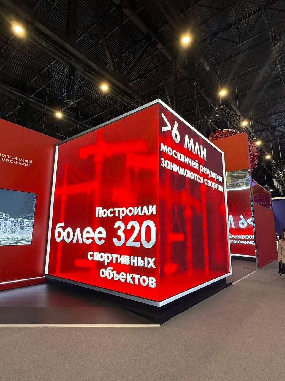Город собрался в куб и стал говорить На ПМЭФ Градостроительный комплекс Москвы поставил куб, внутри которого пульсирует стройка, цифры, кварталы, школы и рабочие места. Сначала – абстрактный свет. Потом – город в деталях. Это не декорация и не VR-развлечение. Это как будто город на секунду стал живым и показал, как он растёт, дышит, обновляется.