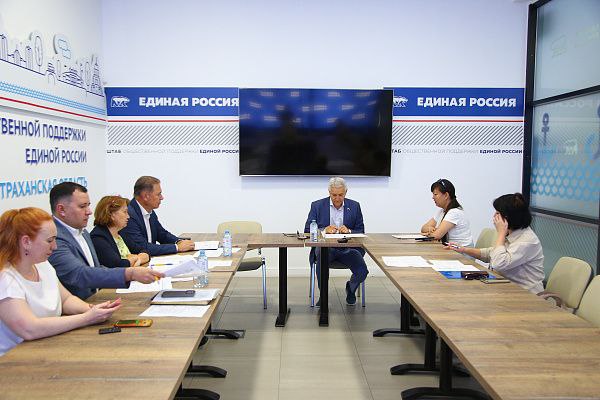 «Единая Россия» помогает в организации лечения и реабилитации граждан Первый заместитель председателя комитета ГД по охране здоровья Леонид Огуль провел в Астрахани прием граждан, посвященный вопросам здравоохранения и социальной поддержки. Ряд обращений касался оказания медицинской помощи детям и обеспечения средствами реабилитации. Мама особенного ребенка обратилась к депутату с просьбой помочь организовать ее сыну обследование в Национальном медицинском центре имени В.А. Алмазова. Леонид Огуль взял вопрос на контроль. Также парламентарий помог в организации телемедицинской консультации с федеральным центром молодой маме, у которой малыш родился недоношенным. Депутат оперативно решил вопрос и с обеспечением экзопротезом жительницы Астрахани, инвалида 3 группы. Также Огуль поможет с подбором инвалидной коляски ребенку. «В ближайшее время врачи приедут к семье домой для замера антропометрических данных ребенка, по ним Астраханский Социальный фонд предоставит инвалидную коляску», – сказал депутат.