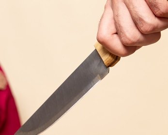 Дело об убийстве из-за бытового конфликта направлено в суд В Петропавловске завершено расследование уголовного дела в отношении 56-летнего местного жителя, обвиняемого в убийстве своего соседа. Преступление было совершено в мае этого года. Как стало известно "ЧП Камчатка", между мужчинами давно существовал конфликт. Обвиняемый, доведенный до отчаяния постоянными оскорблениями и побоями со стороны соседа, взял два кухонных ножа и нанес потерпевшему 11 ударов. От полученных ранений мужчина скончался на месте. Подсудимый полностью признал свою вину, пояснив, что потерпевший систематически издевался над ним, вел аморальный образ жизни и злоупотреблял алкоголем. Уголовное дело с утвержденным обвинительным заключением направлено в Петропавловск-Камчатский городской суд для рассмотрения по существу.