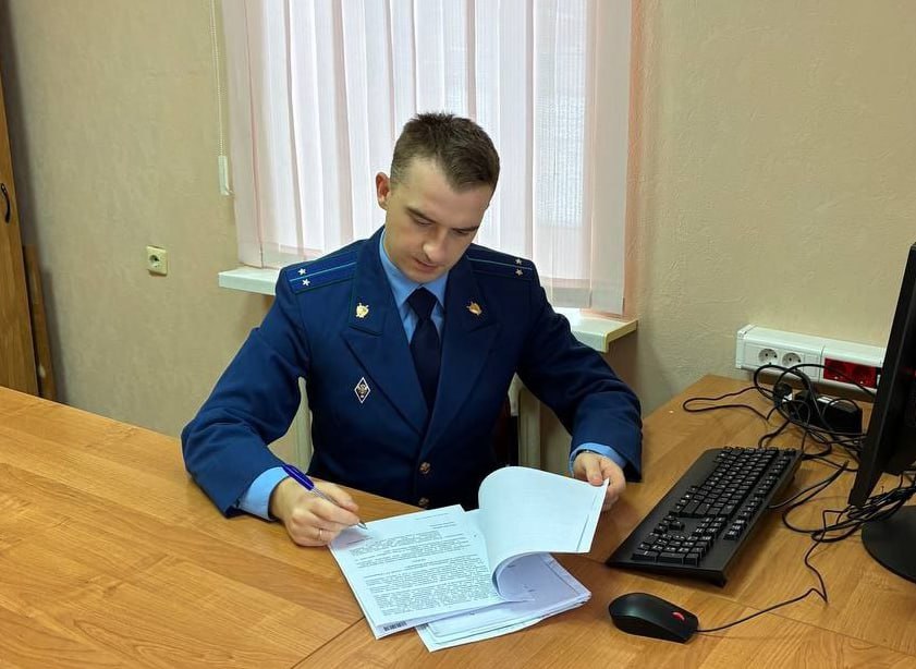 В Каргасокском районе Томской области злостная неплательщица алиментов осуждена к лишению свободы Каргасокский районный суд Томской области вынес приговор по уголовному делу в отношении 32 летней местной жительницы Она признана виновной по ч 1 ст 157 УК РФ неуплата средств на содержание детей   Судом установлено что с 2020 года сельская жительница обязана выплачивать алименты на своих детей в отношении которых она лишена родительских прав Женщина накопившая более 1 3 млн рублей долга по алиментам привлекалась к административной ответственности за их неуплату и уже имеет судимости за аналогичные противоправные деяния однако своего отношения к обязанности по содержанию детей не изменила   Государственный обвинитель настаивал на реальном лишении свободы считая что это единственный способ изменить поведение матери Ранее неплательщице алиментов назначались принудительные работы к отбыванию которых она даже не приступала   Согласившись с прокурором суд по совокупности приговоров назначил виновной 8 месяцев лишения свободы с отбыванием наказания в исправительной колонии общего режима