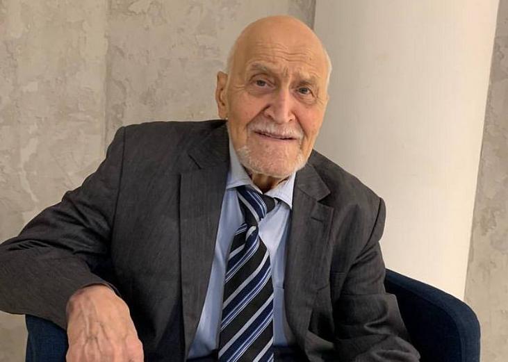 88 летний Николай Дроздов оказался в тяжёлой ситуации После операции на суставе телеведущий почти не ходит боль не отпускает с постели поднимается с трудом Его супруга признаётся живут только на пенсию мужа около 40 тысяч рублей с надбавками Съёмок давно нет доходов тоже Спасает лишь поддержка друг друга Но особенно горько что две взрослые дочери практически не навещают отца у одной постоянные поездки у другой свои дела Ранее сообщалось что Дроздов потерял 10 сантиметров роста из за прогрессирующего заболевания скелета Новости Дня