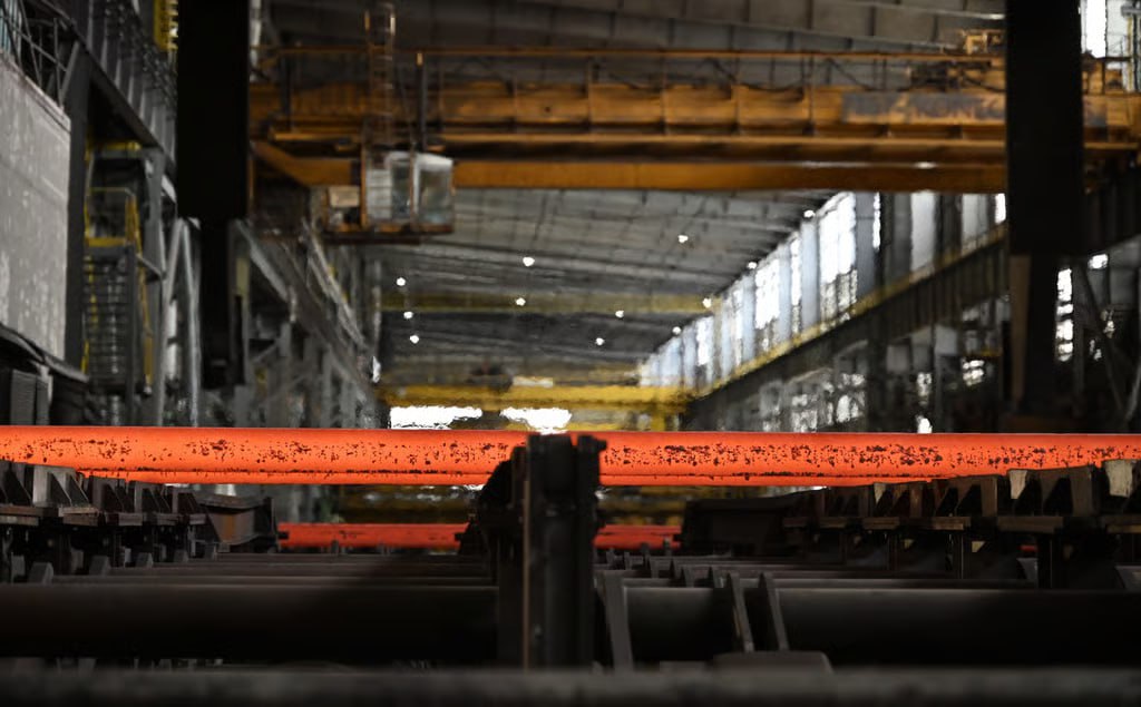 Европарламент подготовил законопроект о запрете закупок российской стали причем с одной стороны парламентарии его в целом поддержали однако власти стран вроде как делегировавших этих парламентариев угрожают наложить вето на законопроект либо возражают против вмешательства парламента в вопросы безопасности Разумеется как и с прочими запретами он не первый Решительный и Окончательный еще в 2022 году Евросоюз запретил импортировать российскую сталь однако Бельгия Чехия и Италия по прежнему могут ввозить полуфабрикаты из стали поскольку страны заявили что не имеют альтернативных источников поставок и есть некоторые сомнения в том что у этих стран вдруг появился новый партнер в данном вопросе Вообще это ограничение направлено не столько во вред России сколько во спасение собственной металлургии которой все хуже и хуже под натиском дешевой стали из Китая и Турции Еще в октябре ЕС анонсировал повышение пошлин на импорт стали до 50 и снижение беспошлинных квот почти вдвое чтобы ограничить долю импортной стали на европейском рынке в качестве ориентира выбран показатель 2013 года 13 сейчас 25 За последние годы собственное производство на фоне дорожающей энергии и промышленного спада заметно сократилось в 2024 м производство оценивалось в 129 5 млн тонн в 2021 м в 152 5 млн в 2018 м в 160 млн тонн Наиболее пострадавшая страна Германия которая несмотря на некоторый рост выплавки в прошлом году третий раз подряд произвела менее 40 млн тонн стали Для сравнения Китай у которого при этом на фоне строительного кризиса падает внутреннее потребление производит в год свыше одного МИЛЛИАРДА тонн стали что существенно превосходит собственные потребности Добавьте сюда тарифные войны с США и станет очевидно что китайская сталь принялась еще сильнее давить на европейский рынок На российский кстати тоже но это отдельная тема Кроме того ЕС рассматривает возможность запрета на импорт ряда металлов платиновой группы и меди из России в рамках новых санкций сообщил 2 февраля Bloomberg со ссылкой на источники По данным агентства ограничения могут затронуть в том числе платину иридий и родий что должно бы ударить прежде всего по Норникелю Для справки компания перераспределила значительную часть меди никеля и драгоценных металлов из Европы на рынки Азии и России а аналитик Велес Капитала Василий Данилов со ссылкой на данные Евростата заявил Коммерсанту что поставки иридия из России в ЕС прекратились еще в декабре 2022 года платины и родия в декабре 2023 года а поставки меди по итогам 2025 года вряд ли превысят 30 тыс тонн что соответствует примерно 3 от российского производства При этом еще и далеко не весь этот объем приходится на Норникель С одной стороны рост европейского ВПК и попытка оживить автопром за счет индийского рынка вкупе с протекционизмом выглядят оптимистично для европейских сталеваров С другой потепление с Китаем вряд ли получится если ввести драконовские пошлины Значит ли это что на место запрещенной российской стали въедет китайская или же разница в качестве не позволит