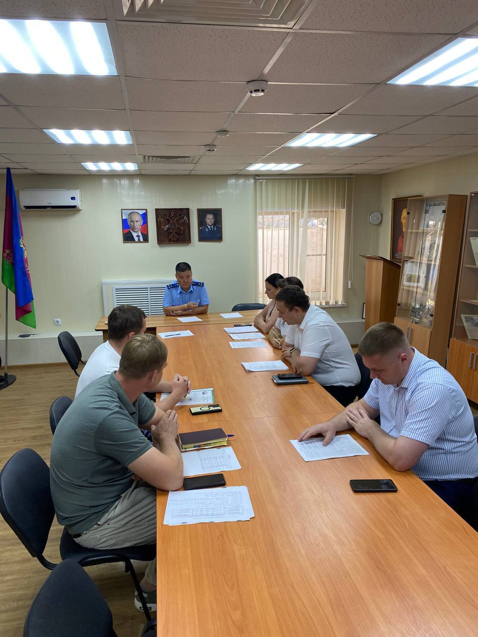 Заместителем прокурора Усть-Лабинского района Дорджи Оконовым при участии представителей органов местного самоуправления, ресурсоснабжающих организаций проведено совещание по вопросу подготовки предстоящего отопительного периода В ходе совещания обсуждены вопросы текущей подготовки к отопительному сезону, состояние жилищного фонда, объектов инженерной и социальной инфраструктуры, платежной дисциплины ресурсоснабжающих организаций. Также особое внимание уделено получению паспорта готовности муниципалитета к отопительному сезону. Работа в данном направлении поставлена прокуратурой района на контроль.