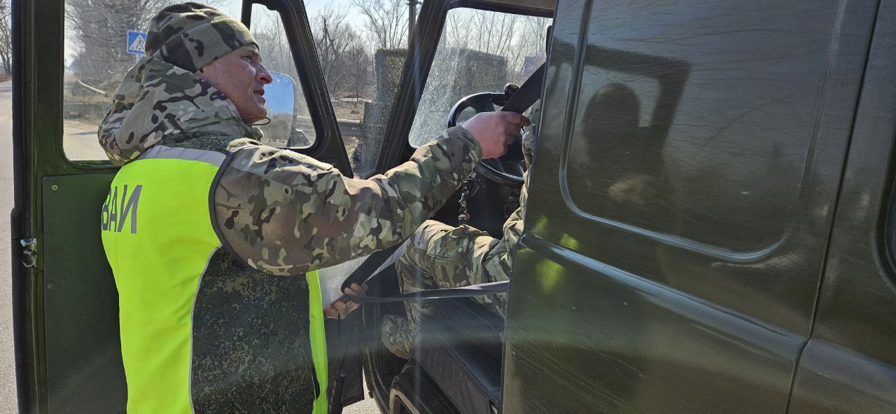 В целях повышения уровня защищенности водителей и пассажиров, а также снижения тяжести последствии в результате ДТП в период с  10 марта 2025 г. по 20 марта 2025 г. на территории Херсонской области проводится профилактическое мероприятие «Ремень безопасности», направленное на предупреждение, пресечение и выявление нарушений ПДД РФ влияющих на безопасность дорожного движения, таких как управление, транспортным средством водителем, не пристегнутым ремнем безопасности, а также перевозка пассажиров, не пристегнутых ремнями безопасности  если конструкцией транспортного средства предусмотрены ремни безопасности . Вместе с тем военная автомобильная инспекция напоминает, что за управление транспортным средством водителем, не пристегнутым ремнем безопасности, либо перевозка пассажиров не пристегнутыми ремнем безопасности  ст. 12.6 КОАП РФ  предусматривает административное наказание в виде штрафа в размере 1 500 рублей. В ходе проведения профилактического мероприятия «Ремень безопасности» в феврале 2025 года, было вынесено 12 постановлений в отношении водителей Вооруженных сил.    Актуальные новости Херсонской области.