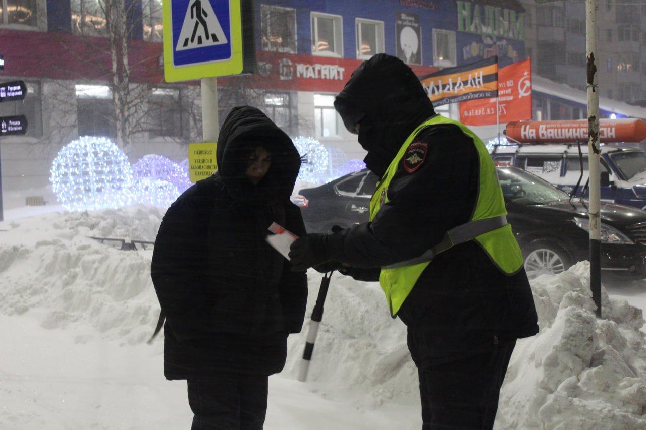 ‍ Надымские автоинспекторы провели акцию «Безопасный переход».  10 января в целях профилактики дорожно-транспортного травматизма сотрудники Госавтоинспекции вблизи образовательных учреждений напомнили пешеходам Правила дорожного движения при пересечении проезжей части.   В ходе бесед инспекторы, вручая тематические памятки, акцентировали внимание на следующих правилах безопасности:  1. Передвигаться нужно только по тротуарам, а при их отсутствии — по краю проезжей части навстречу движению транспортных средств.  2. Переходить дорогу только по пешеходным переходам.  3. Перед началом движения дождаться зеленого сигнала светофора и не начинать движение на мигающий зеленый сигнал.  4. Перед тем как выйти на проезжую часть, внимательно посмотреть по сторонам и убедиться, что водители вас заметили и пропускают.  5. Не использовать гаджеты и наушники во время движения по улице.  6. В темное время суток или в условиях плохой видимости использовать световозвращающие элементы.   В Госавтоинспекции напоминают о том, что соблюдение Правил дорожного движения – это залог безопасности не только для себя, но и для других участников движения. Будьте внимательны и осторожны на дорогах, берегите себя, своих близких и окружающих вас людей!     #мвдроссии #полиция #гибддянао #гибдд #янао #надымскийрайон