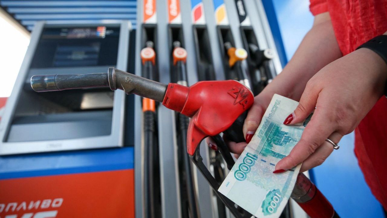 Бензин дорогой но доступный как Дальний Восток обгоняет Россию по доступности топлива Сразу три региона Дальнего Востока вошли в первую десятку общероссийского рейтинга по доступности бензина АИ 92 Чукотский автономный округ Магаданская область Камчатский край При этом именно в дальневосточных субъектах зафиксированы одни из самых высоких цен на топливо в стране На Чукотке на среднюю зарплату можно купить почти 2 5 тыс литров АИ 92 это 2 е место в России по доступности топлива В Магаданской области показатель превышает 1 9 тыс литров 6 е место на Камчатке более 1 6 тыс литров 10 е место Сахалин занимает 11 е место свыше 1 581 л на среднюю зарплату Якутия 12 е 1 576 л Хабаровский край на 23 м месте 1 239 л Амурская область на 24 м 1 237 л Приморский край на 29 м 1 180 л Забайкальский край на 31 м месте 1 165 л Бурятия на 35 м 1 117 л Еврейская автономная область на 36 м чуть более 1 113 л Высокая доступность топлива на Дальнем Востоке объясняется уровнем заработных плат отмечают эксперты При этом подчеркивается что сами цены на бензин в макрорегионе остаются одними из максимальных в РФ из за значительных транспортных издержек и сложной географии а высокая стоимость частично компенсируется доходами населения В десятку регионов с самой высокой ценой АИ 92 в декабре вошли Камчатка 80 1 руб л Сахалин 79 98 руб л Магаданская область 77 48 руб л Якутия 75 87 руб л Чукотка 74 руб л Забайкальский край 72 68 руб л Приморский край 69 73 руб л Еврейская автономная область 69 35 руб л Годовой рост цен на бензин также опережает инфляцию во всех субъектах РФ Забайкальский край вошёл в тройку лидеров по удорожанию АИ 92 плюс 23 4 в десятку Приморский край ЕАО Камчатка и Амурская область Минимальное удорожание отмечено в Якутии 8 2 Чукотском АО 8 8 однако и там рост цен превысил инфляцию более чем в полтора раза В целом по РФ больше всего бензина на среднюю месячную зарплату могут купить жители Москвы Чукотки и Ямала Меньше всего жители Ингушетии и Дагестана Дальневосточники копят на машины седаны и внедорожники в лидерах спроса Главное про Дальний Восток